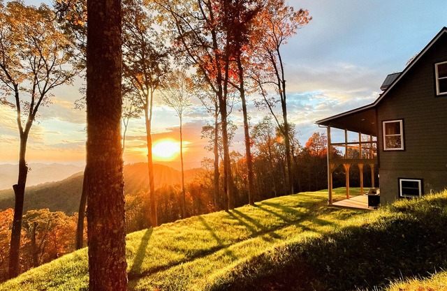 Stunning Views, Game/Movie RM, 2 decks, 1h to AVL, 5BR/3 Bath, Grill, fire pit