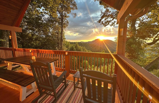 Stunning Views, King Bed, outdoor swing bed, Hot Tub, 5 minutes to the GSMNP!