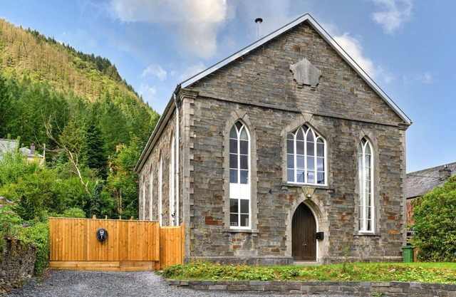 Stunning villa for 12 people with hot tub, WIFI, TV, pets allowed and parking