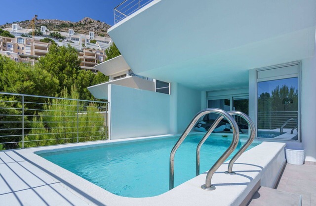 Stunning villa for 10 guests with WIFI, private pool, A/C, TV and patio