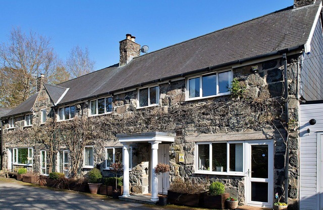 Stunning villa for 12 guests with WIFI, hot tub, terrace and parking