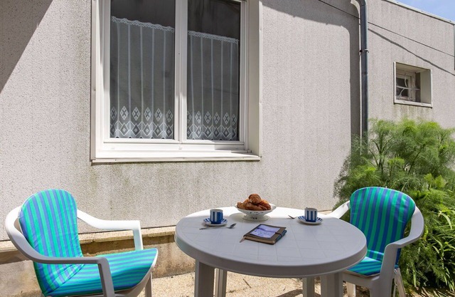 Stunning villa for 2 guests with TV, patio and parking