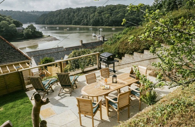 Stunning villa for 5 guests with hot tub, WIFI, TV, terrace and pets allowed