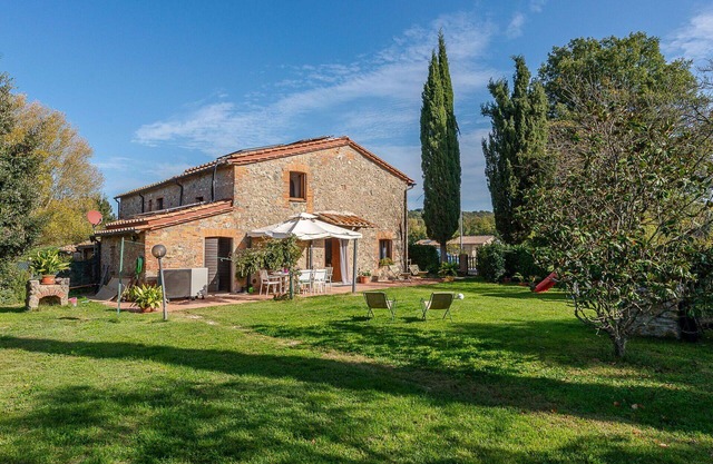 Stunning villa for 5 people with WIFI, A/C, private pool, TV, patio and pets allowed