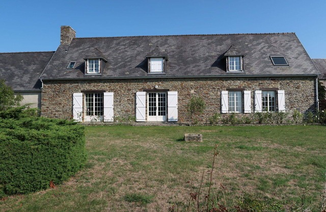 Stunning villa for 6 guests with TV, patio and parking