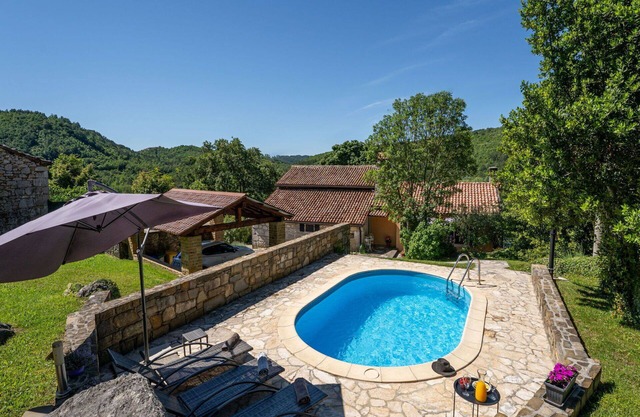 Stunning villa for 7 guests with hot tub, private pool, A/C, WIFI, TV, pets allowed and parking