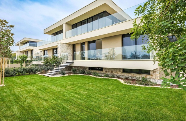 Stunning villa for 8 guests with WIFI, pool, hot tub, A/C, TV, terrace and parking