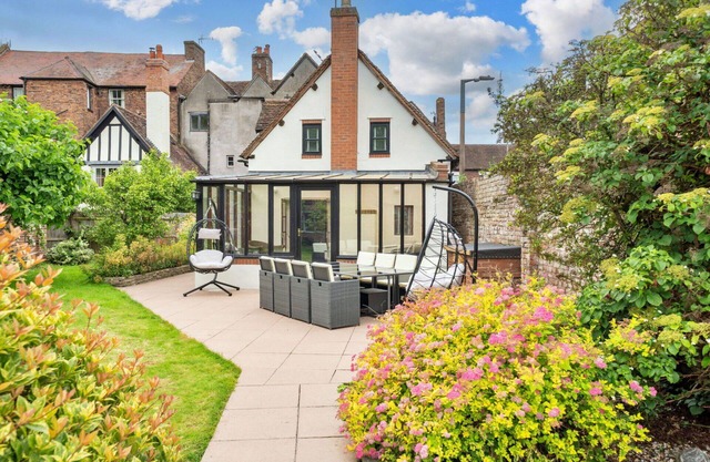 Stunning villa for 8 guests with hot tub, WIFI, terrace, pets allowed and parking