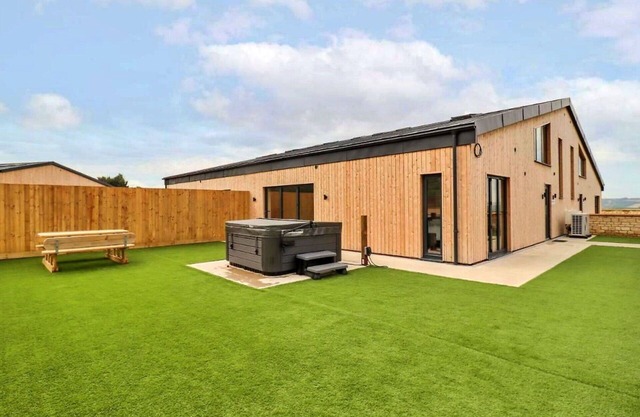 Stunning villa for 6 guests with hot tub, WIFI, pets allowed and parking