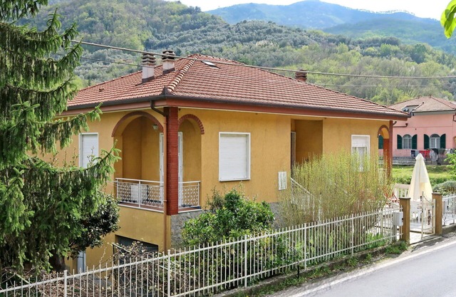 Stunning villa for 4 guests with TV, terrace and parking