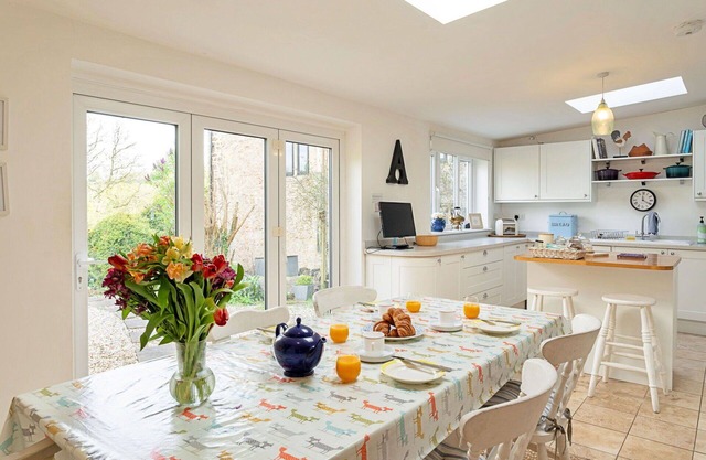 Stunning villa for 5 guests with WIFI, pets allowed and parking