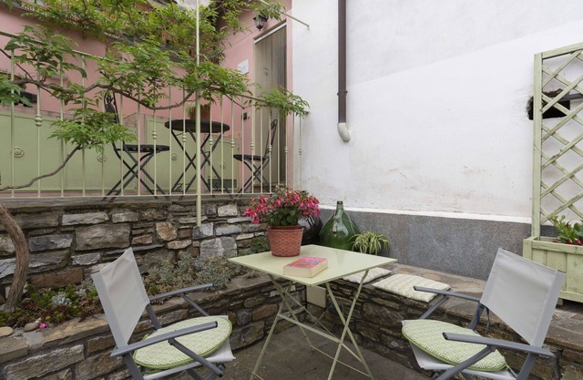 Stunning villa for 4 people with WIFI, TV, balcony, pets allowed and parking