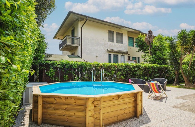 Stunning villa with private pool, WIFI, TV, pets allowed and parking, close to Forte Dei Marmi