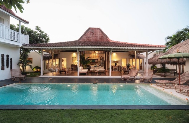 Stunning Villa with Pool next to the Beach