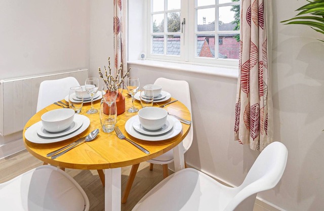 Stylish 1 Bed Flat | Pet-Friendly & Near Station