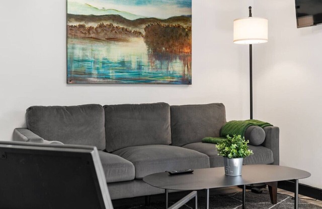 Stylish 1BR Retreat with Free Parking near Historic Sites