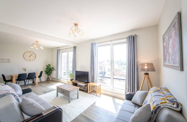 Stylish 2 Bed Apartment in Crawley - Sleeps 5