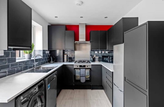 Stylish 2 Bed Bungalow in East Ham, Close to Excel