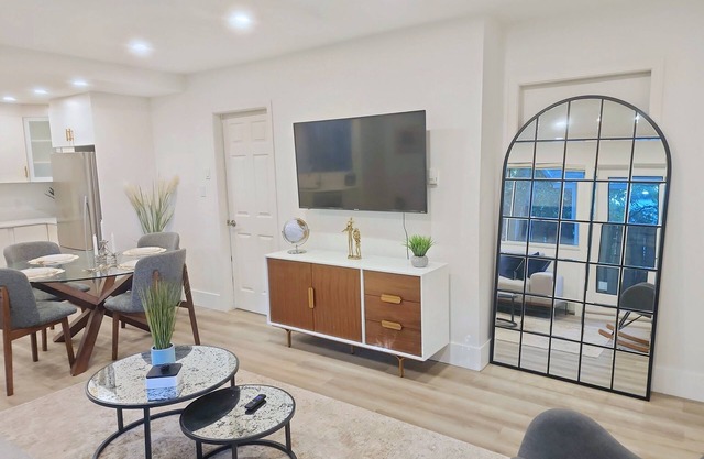 Stylish 2 Bed Garden Suite w/yard and gazebo in Upper Lonsdale (great access)