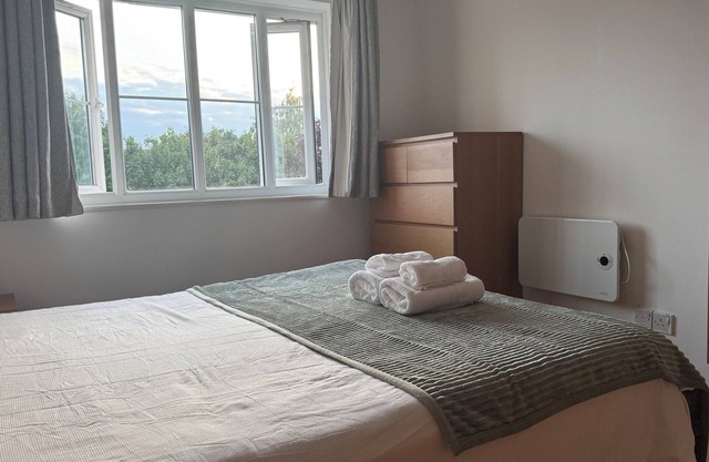 Stylish 2 Bed E17 Home with parking