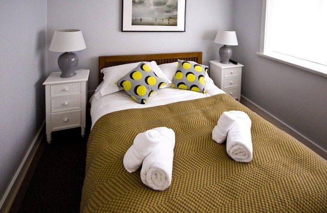 Stylish 2 bedroom cottage sleeping 4 in North Cornwall with onsite facilities
