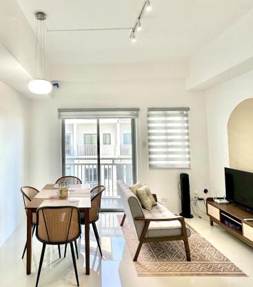 Stylish 2 Bedroom with Breezy balcony