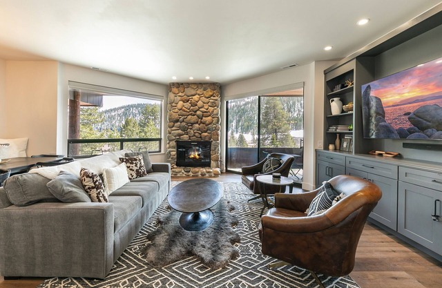Stylish 2BD Condo - Walk to Palisades!