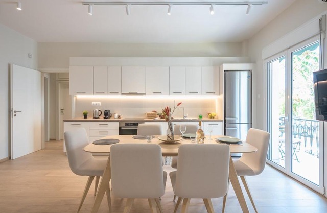 Stylish 2BDR Apt by Acropolis
