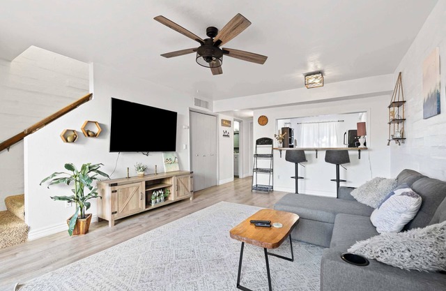 Stylish 2BR Condo | Pool, Hot Tub, Near UofA
