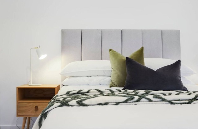 Stylish 2BR Designer Home Balcony w/City Views Free Parking Fast WiFi Near City & Public Transport Heart of Yarraville