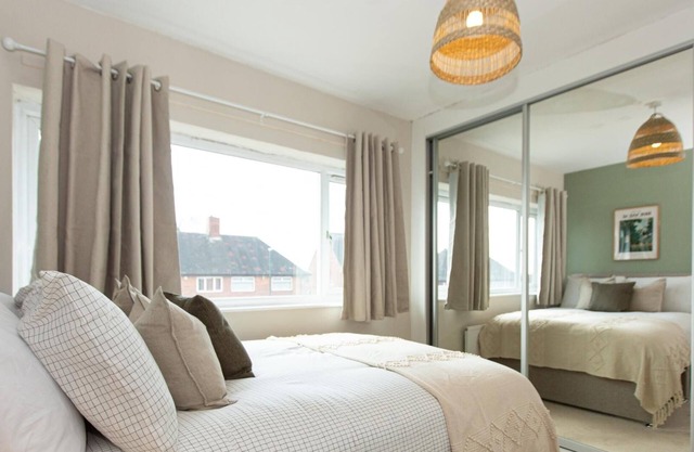 Stylish 3 Bed Home | Driveway Parking and Wi-Fi