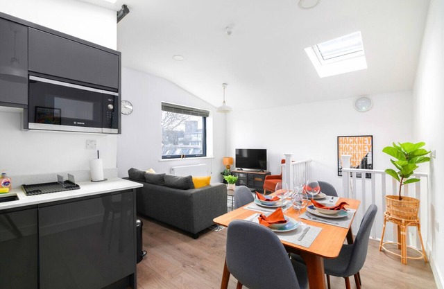 Stylish 3-Bed Shoreditch Flat over 3 Floors ample space and Family Friendly