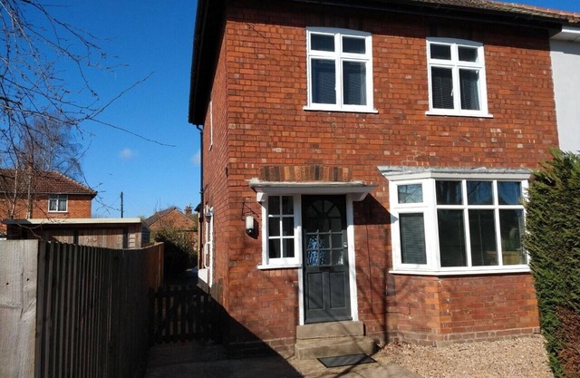 Stylish 3 Bedroom Family House with Parking