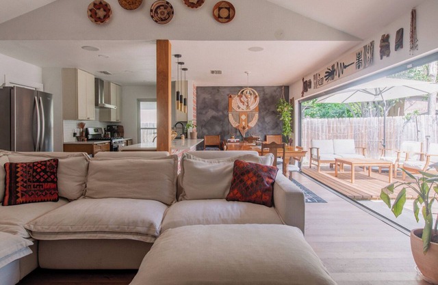 Stylish 3-bedroom House with Office/Mini-Theater and Stock Tank Pool in Austin