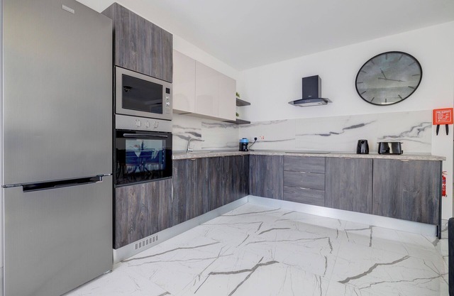 Stylish 3BR Apartment by the Promenade