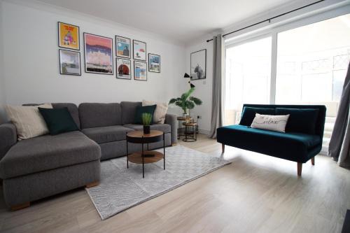 Stylish 3BR Bath Home, Sleeps 5, Driveway Parking, Families and Contractors
