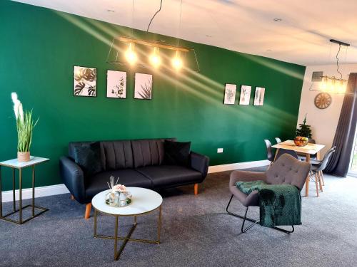 Stylish 3BR Home, Sleeps 5, Contractor Deal -Friendly, Near M25, Free Parking