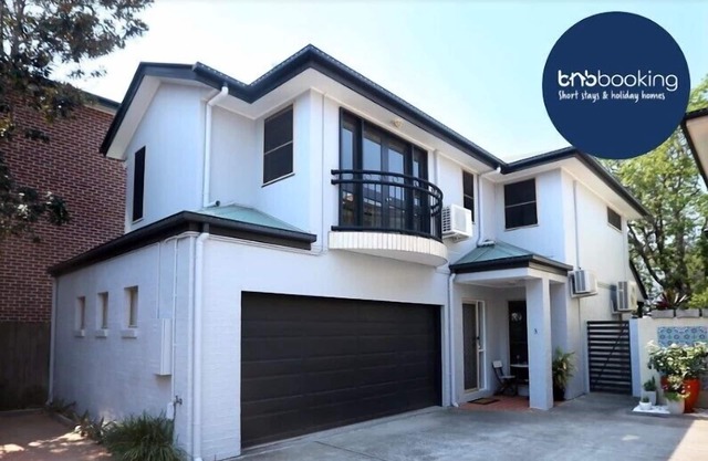 Stylish 3BR Townhouse CampHill + Wi-Fi, Parking
