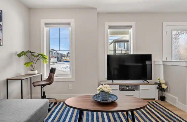 Stylish 3BR Townhouse by Airport~10% off on weekly & 15% off on Monthly stays!