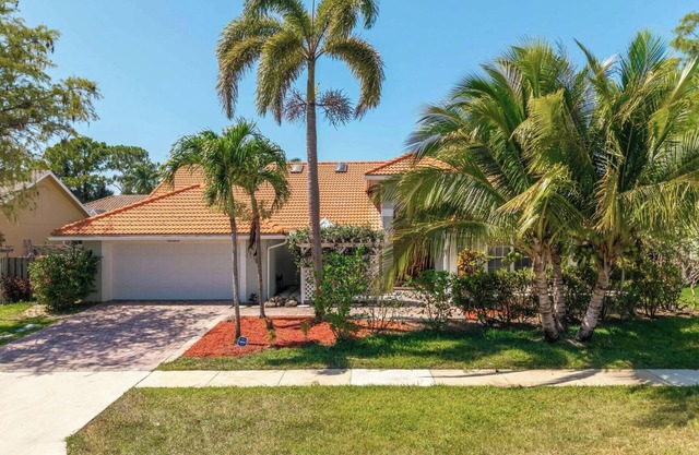 Stylish 4-bedroom private house in Wellington FL, Come enjoy some poolside fun!