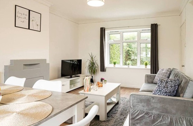 Stylish 5-Bed Home | Modern & Cozy Feel
