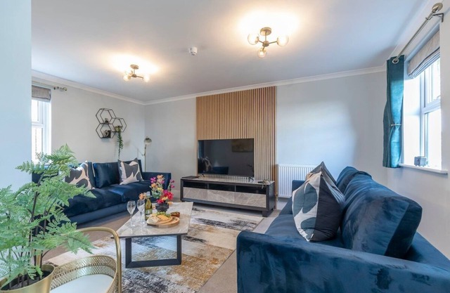 Stylish 5 Bedroom 4 Bathroom Townhouse