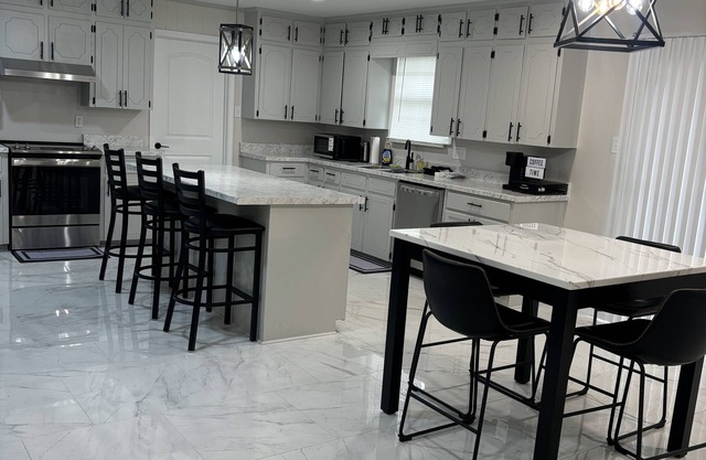 Stylish and cozy fully renovated 3BR house near shops and dining in Blytheville.