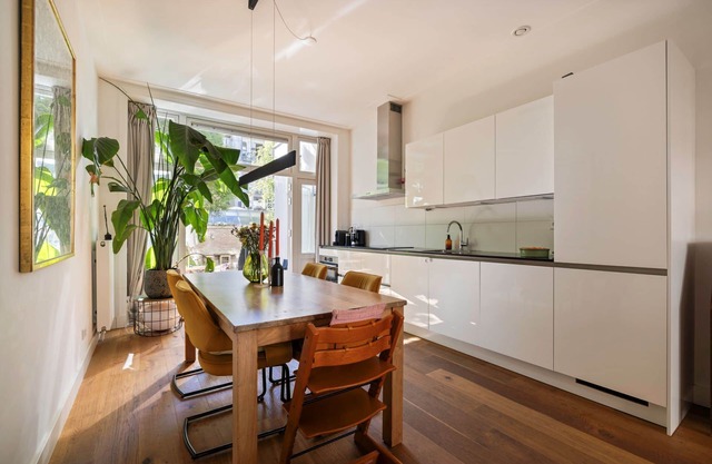 Stylish and tastefully furnished apartment with a beautifully landscaped garden, perfectly located in the heart of Amsterdam
