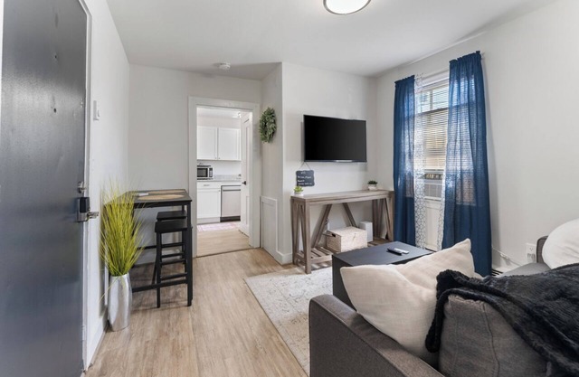 Stylish Apartment, Easy Walk to Train Station