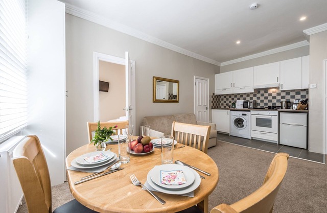 Stylish apartment 12 minutes tube to Oxford Street with free wifi and air con