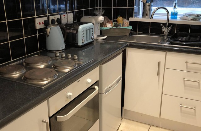 Stylish Apartment near Cardiff Castle, terrace and parking, walk to city centre