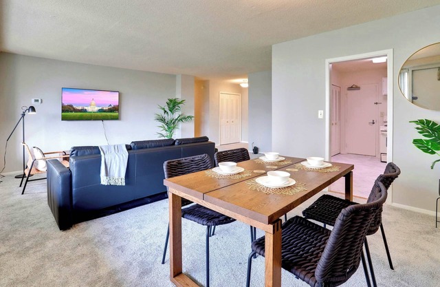 Stylish Apt Near Metro w Gym - Close to DC