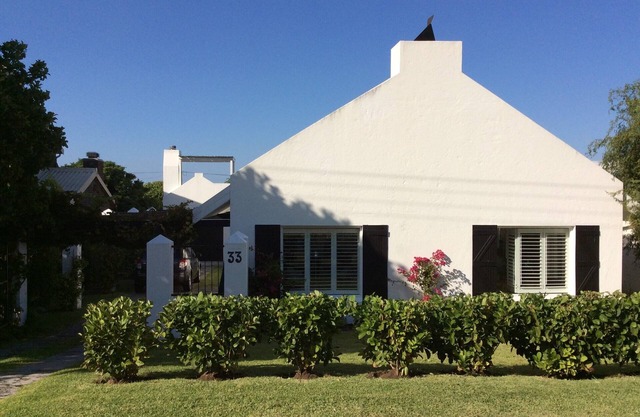 Stylish beach house cottage in perfect location with private pool (2- 6 people)