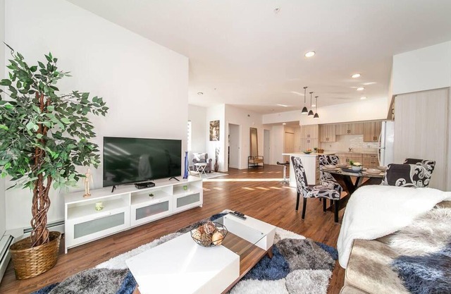 ★Stylish⭐️Close to D/T✅FREE parking✔️King Bed ★2bed